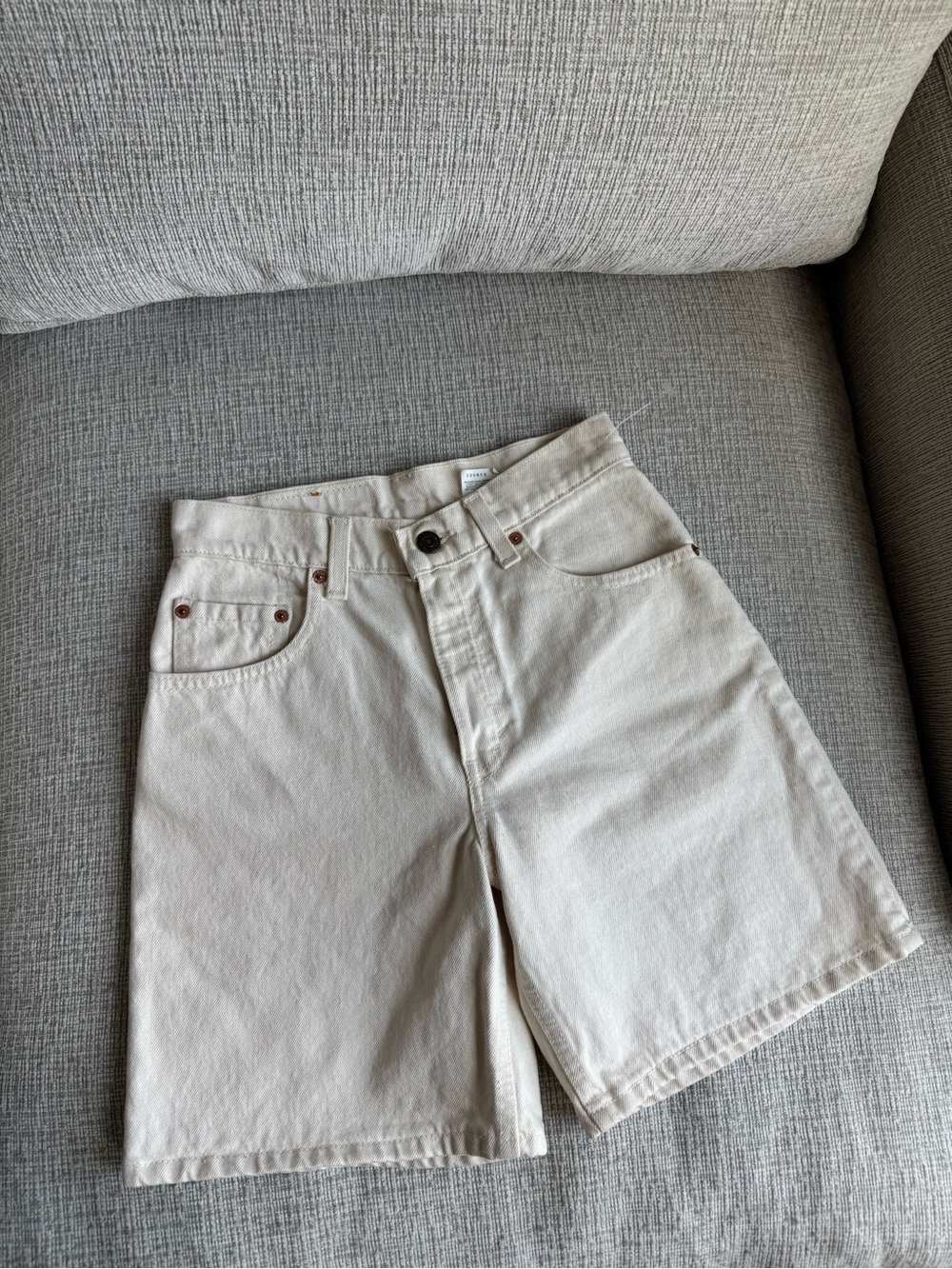 Levi's Off-White Relaxed-Fit 550 Denim Shorts